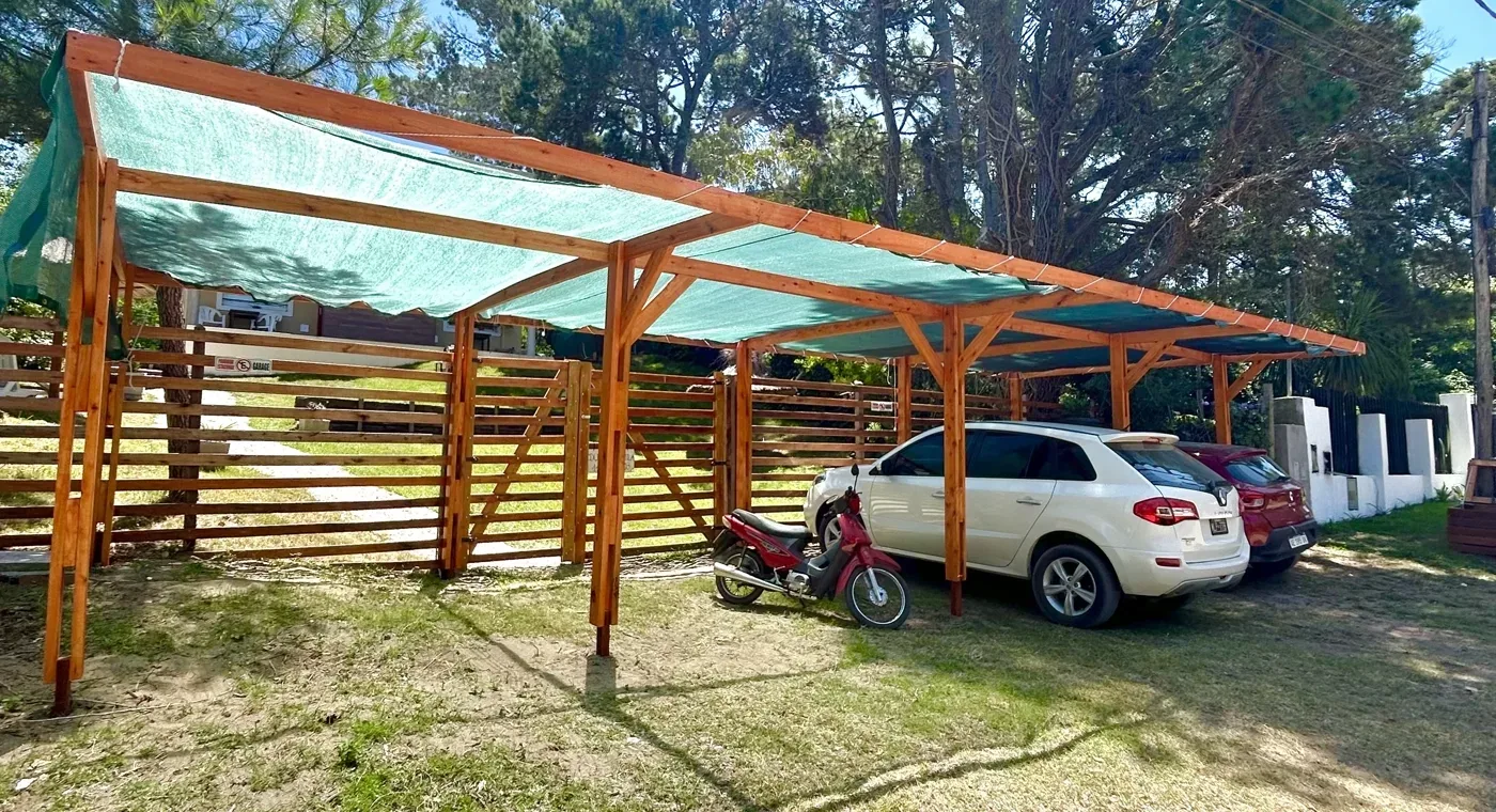 Estacionamiento exterior con mediasombra para los departamentos 1 y 2